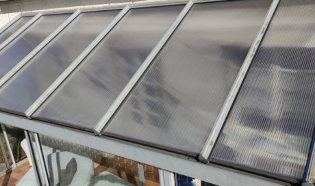 Remplacement neuf de plaque de polycarbonate sur une toiture de véranda à Issoire 