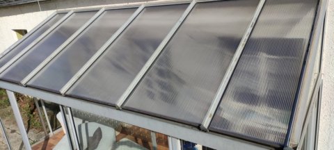 Remplacement neuf de plaque de polycarbonate sur une toiture de véranda à Issoire 